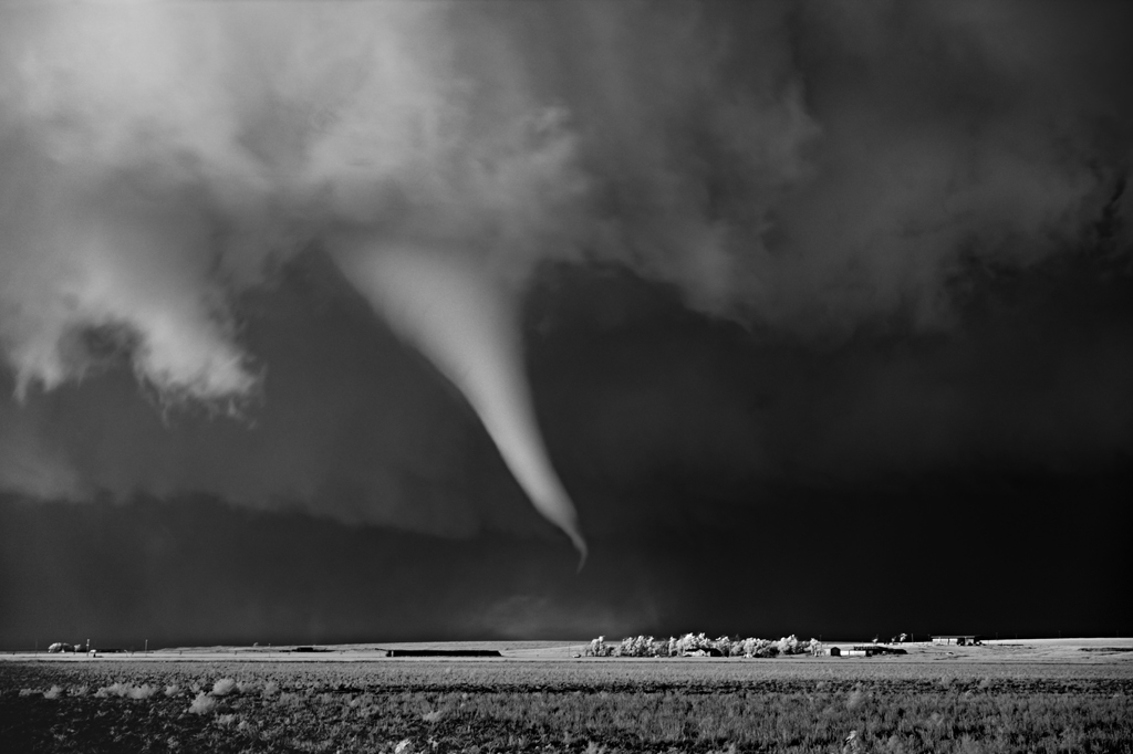 Апокалиптические чёрно-белые фотографии штормов от Митча Добраунера.