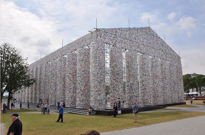 Марта Минухин: Парфенон в инсталляции из ста тысяч запрещённых книг