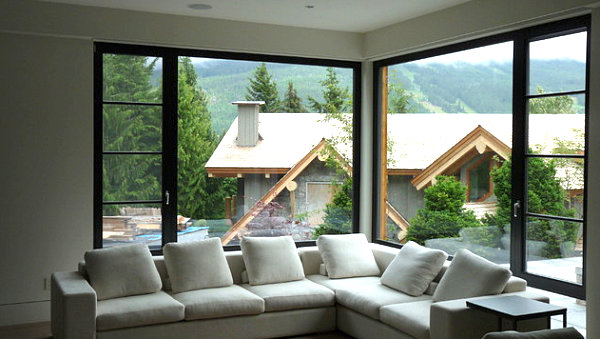 Чудесное угловое окно в восхитительном интерьере современного дома