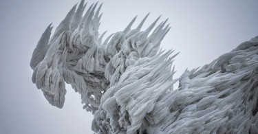 Марко Корошек: скульптурная мастерская ветра, снега и льда на вершине горы Яворник в эффектных фотографиях