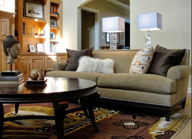 Махровые подушки на диване в гостиной