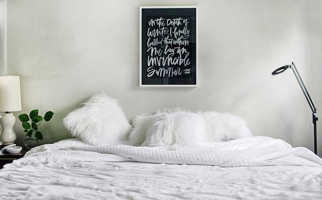 Белые шерстяные подушки на кровати