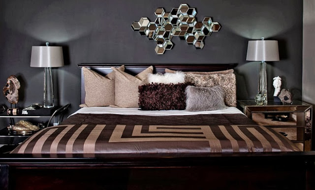 Современные подушки на кровати