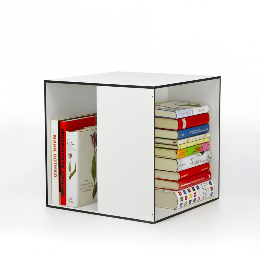 Полка с книгами  выполненная минималистском стиле