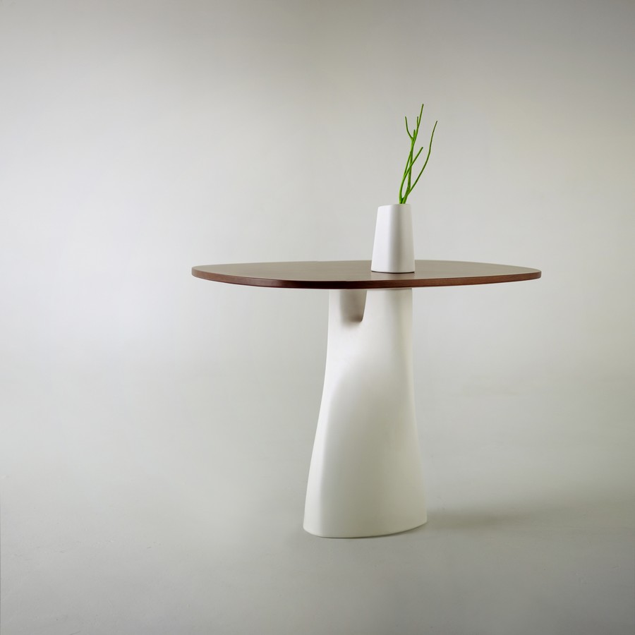 Оригинальный стол с вазой