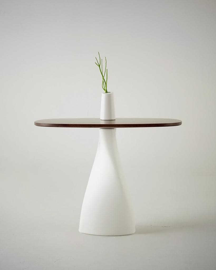 Белая ваза на столе