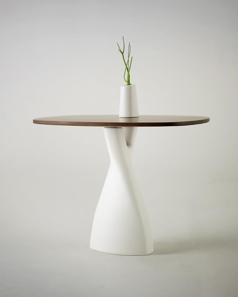 Красивая белая ваза на столе