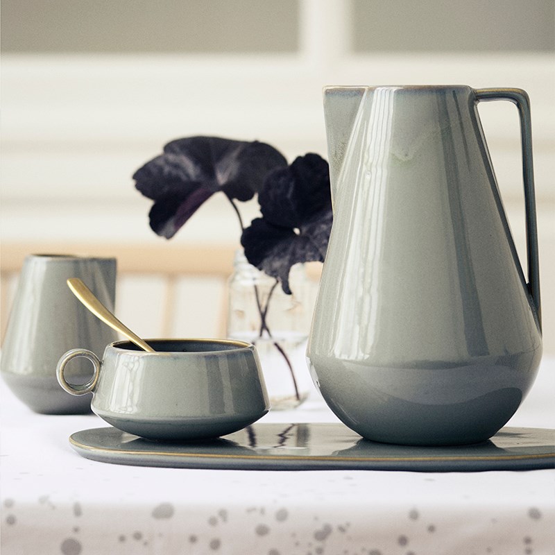 Кувшин и чашка обтекаемой формы, выполненные в сером цвете 