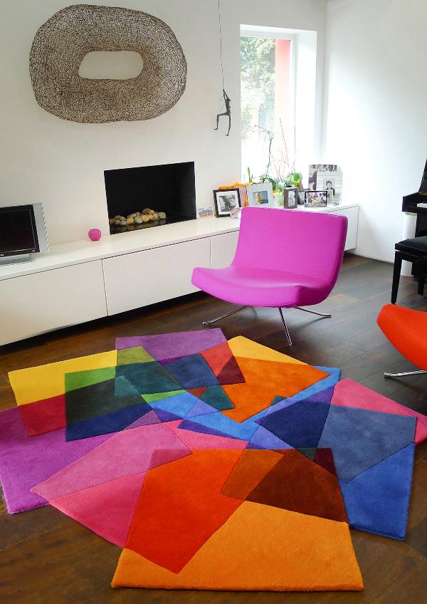 Ковёр из разноцветных прямоугольников на полу