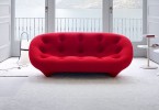 Красный дизайнерский диван в интерьере гостиной