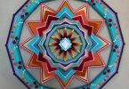 «Глаз Бога»: Джей Молер производит сложные мандалы из многоцветных шерстяных нитей