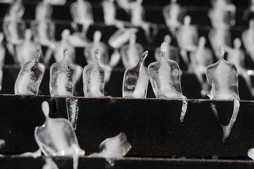 Памятник из 5 тысяч ледяных фигурок людей