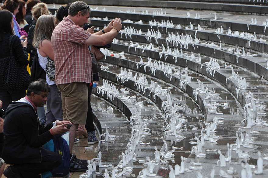 Памятник из 5 тысяч ледяных фигурок людей