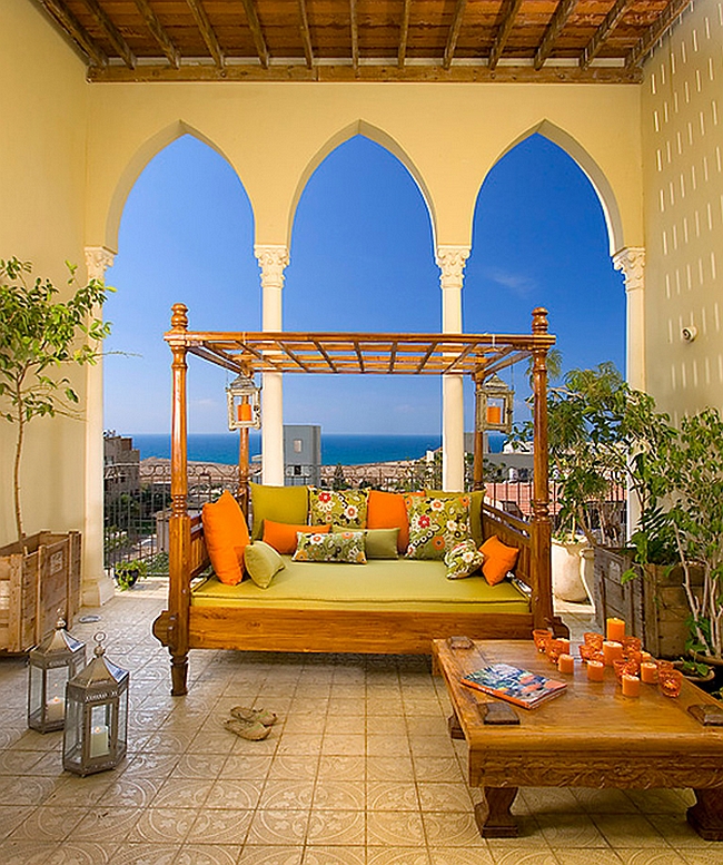 Замечательное оформление патио - двор в марокканском стиле