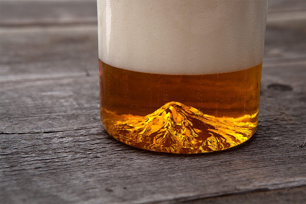 North Drinkware team: 3D миниатюра высочайшего пика Орегона, Маунт Худ, на дне пивного бокала