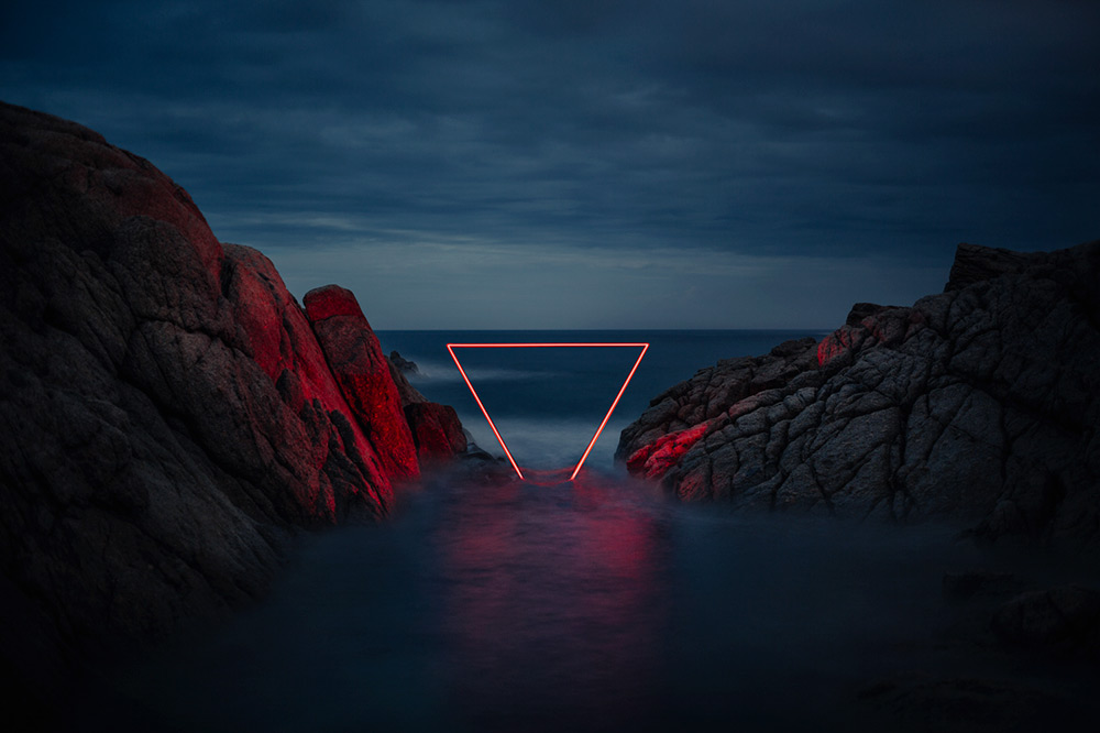 Красная линия: сюрреалистические сцены световых инсталляций в фотосерии от Николя Риваля