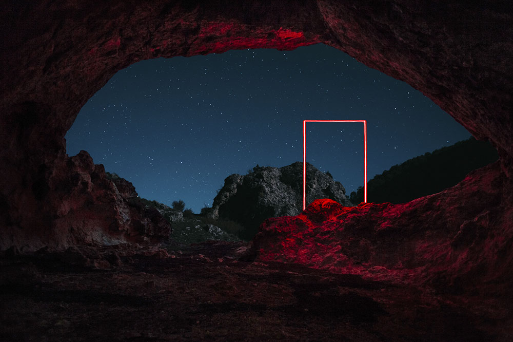 Красная линия: сюрреалистические сцены световых инсталляций в фотосерии от Николя Риваля