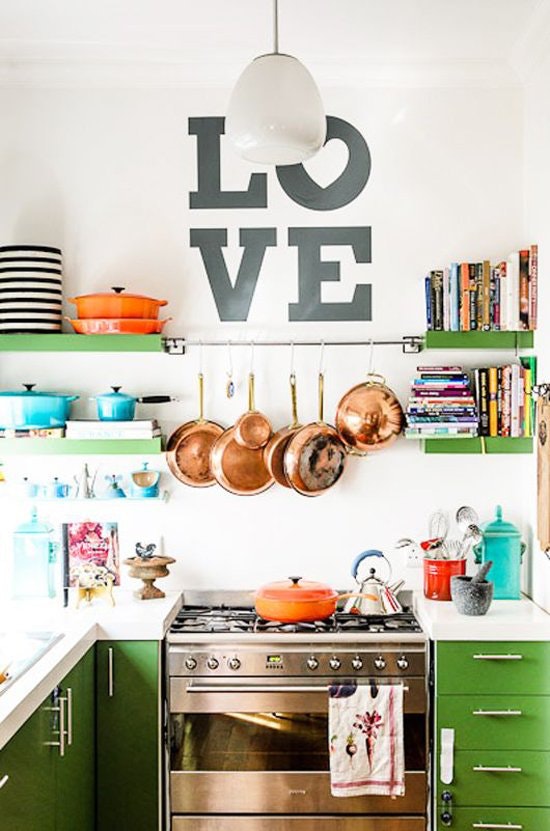 Надписи в дизайне интерьера: буквы в декоре кухни