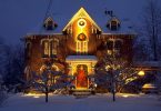Сияющий разноцветными огнями наружный декор - ваш дом полностью готов к Рождеству!