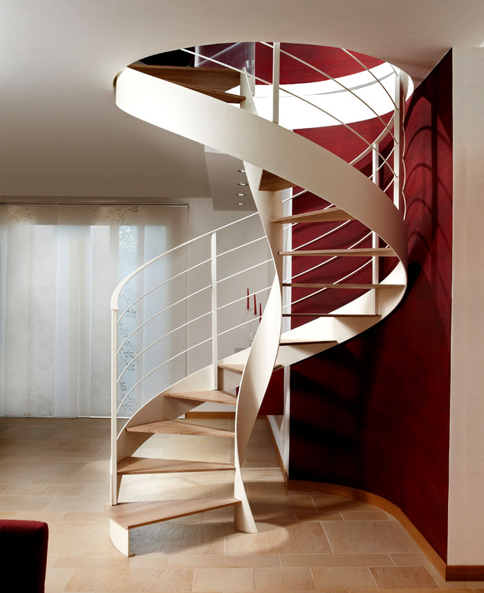 Винтовая лестницаможет замечательно вписаться в любую стилистику дизайна