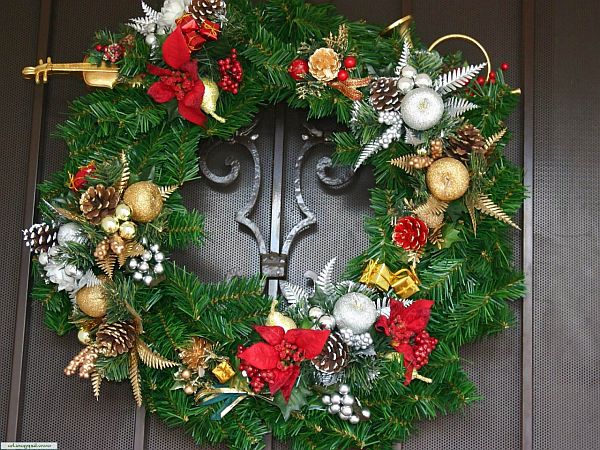 Украшение дверей на Новый Год: способы декора