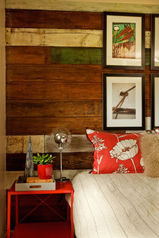 Деревянная стена в спальне от Garrison Hullinger Interior Design Inc