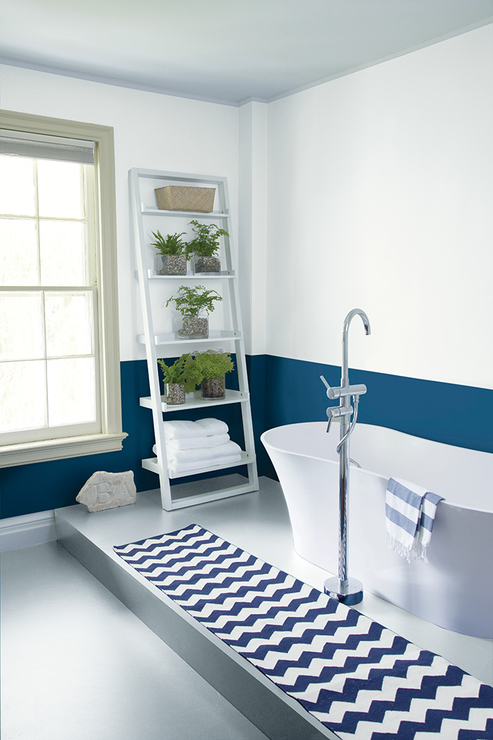 Бело-голубое оформление стен в интерьере ванной комнаты