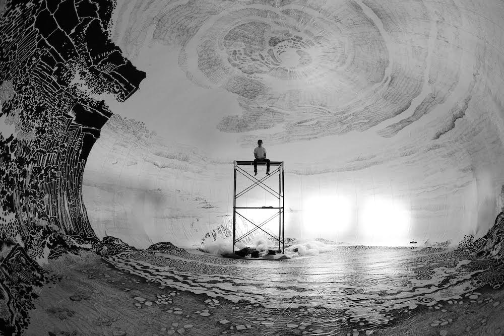 Интерактивная инсталляция Оскара Оивы: сферический чёрно-белый рисунок прибрежного пейзажа
