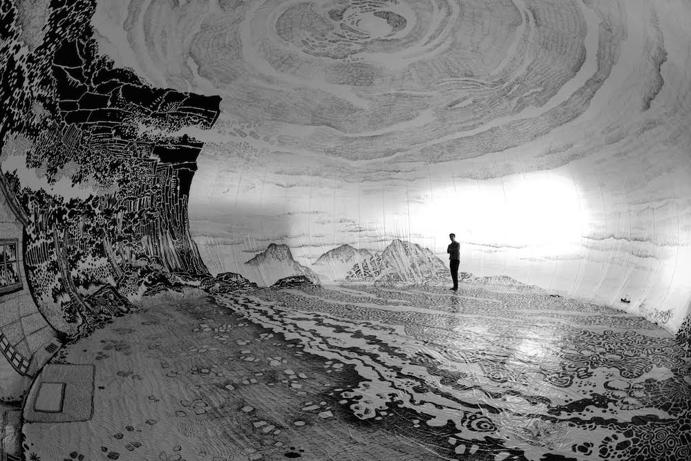 Интерактивная инсталляция Оскара Оивы: сферический чёрно-белый рисунок прибрежного пейзажа