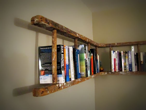 Дизайнерские полки для книг выполненные в виде старой лестницы