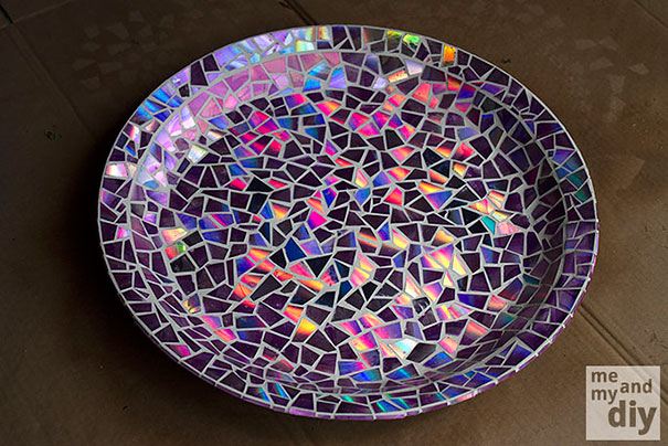 Креативно оформленная тарелка с помощью фигурок вырезанных из компакт диска