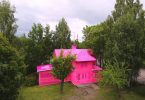 Розовый дом от художницы Олек: вязаная инсталляция в финском городе Керава