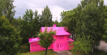 Розовый дом от художницы Олек: вязаная инсталляция в финском городе Керава