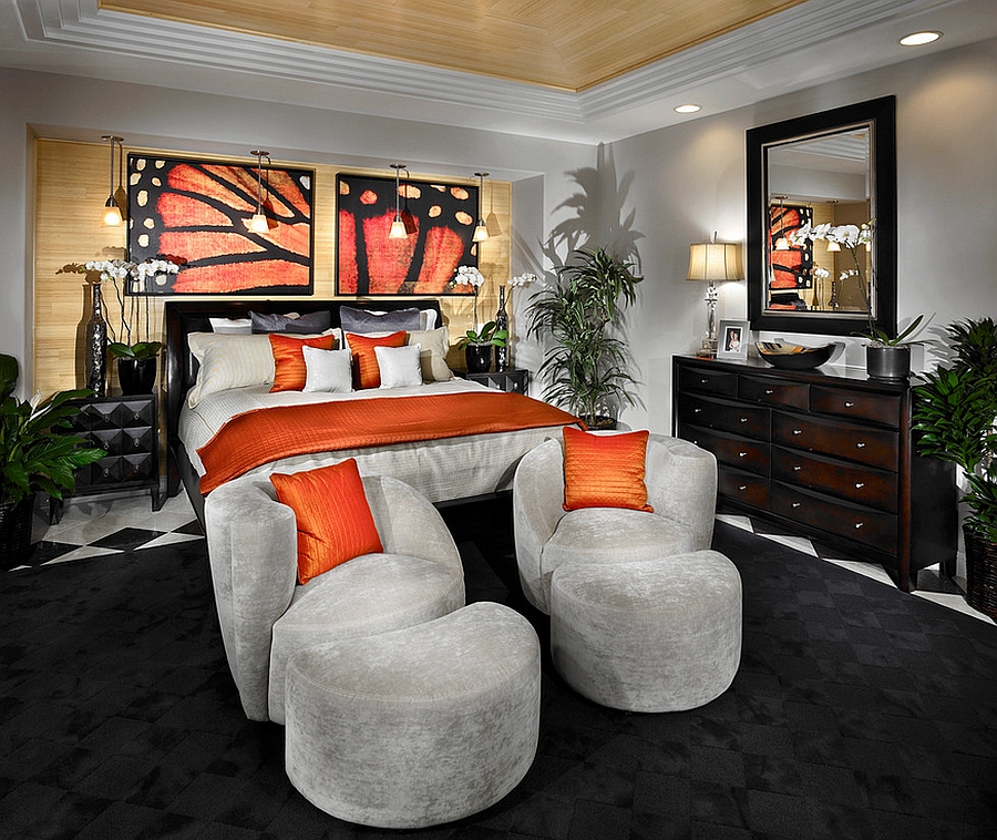 Оранжевые подушки на креслах в спальне