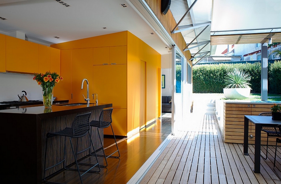 Оранжевое оформление стен и мебели