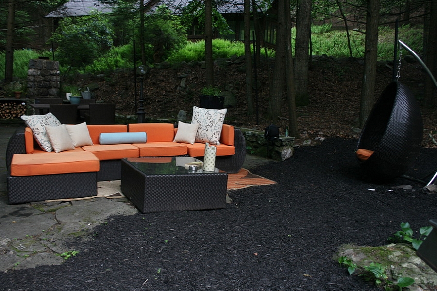 Оранжево-черное оформление зоны отдыха в саду