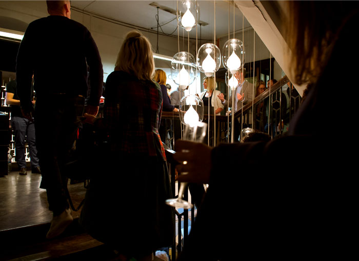 Оригинальное освещение в интерьере: светильник со стеклянными абажурами - Фото 1