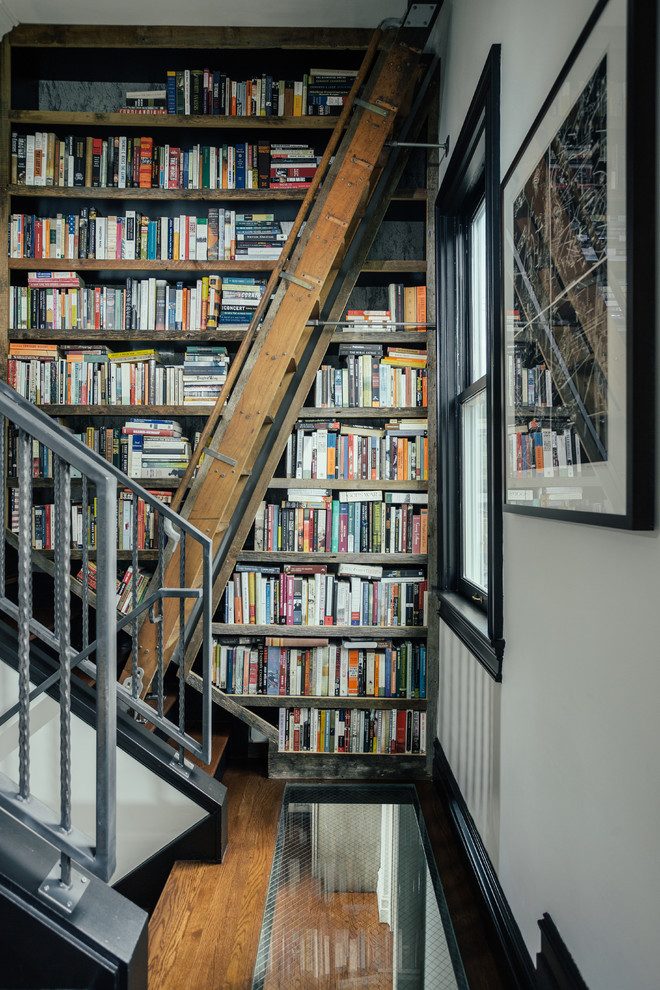Лестница в интерьере домашней библиотеки