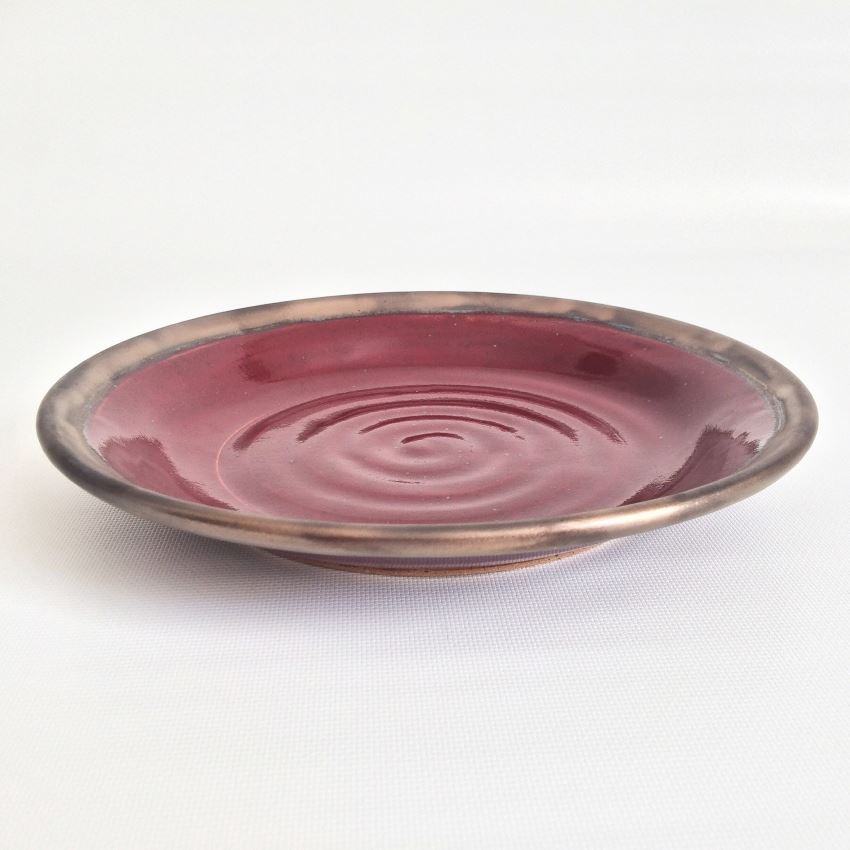 Глиняная тарелочка пурпурного оттенка