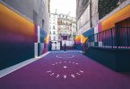 Парижская спортивная площадка в красивой цветовой схеме