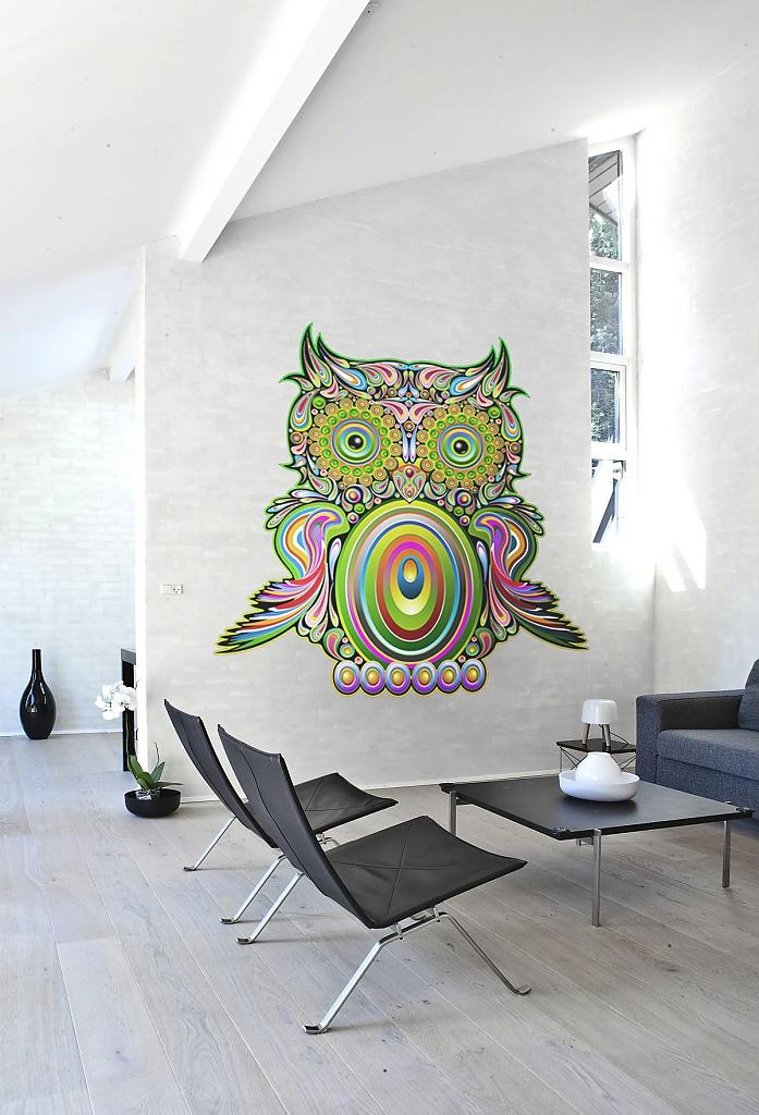 На стене в гостиной нарисованная разноцветными красками сова