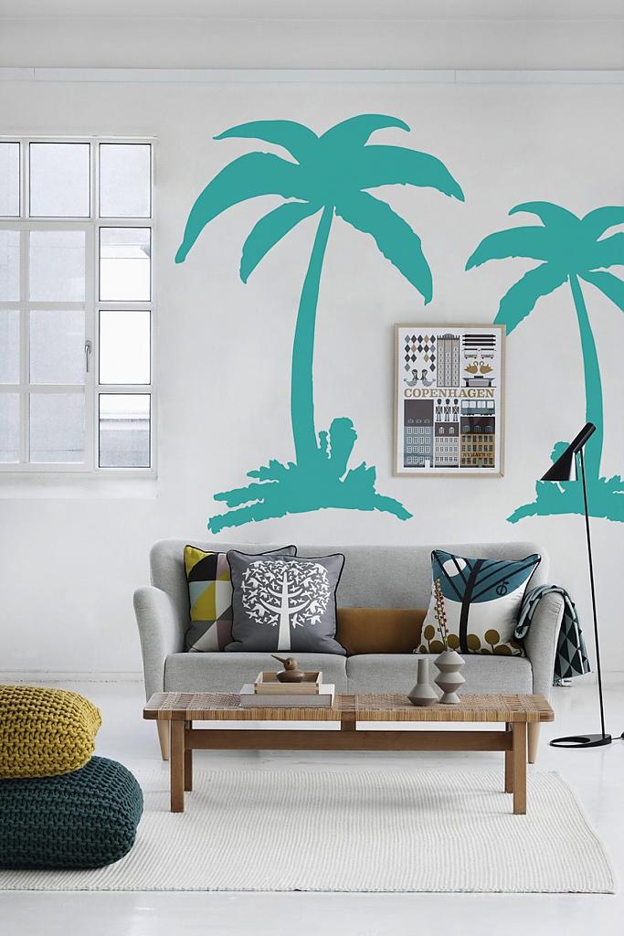 На стене в гостиной нарисованные бирюзовые пальмы