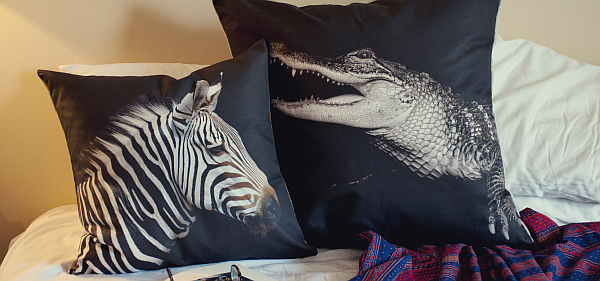 Декоративные подушки с изображением зебры и крокодила
