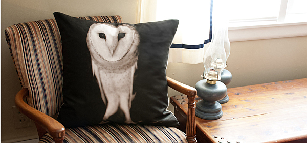 Декоративная подушка с изображением белой совы
