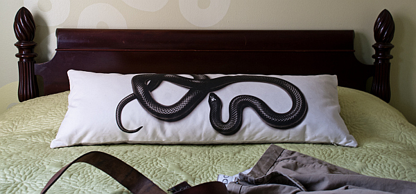 Декоративная подушка с изображением змеи