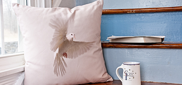 Декоративная подушка с изображением голубя
