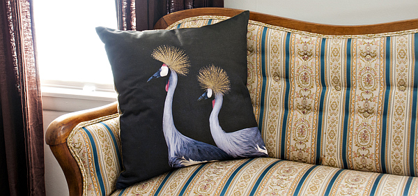 Декоративная подушка с изображением экзотических птиц