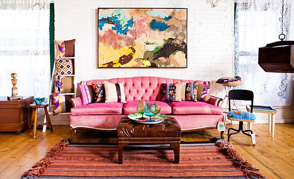 Розовый кожаный диван в гостиной