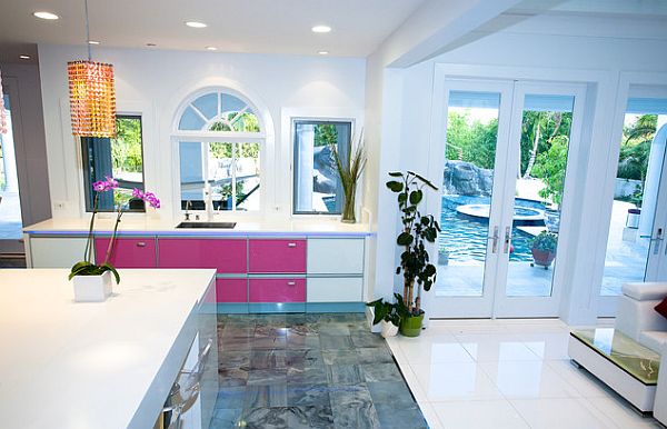 Розовые фасада на кухонной мебели
