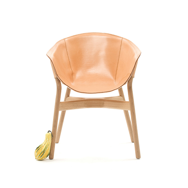 Элегантное кресло персикового цвета